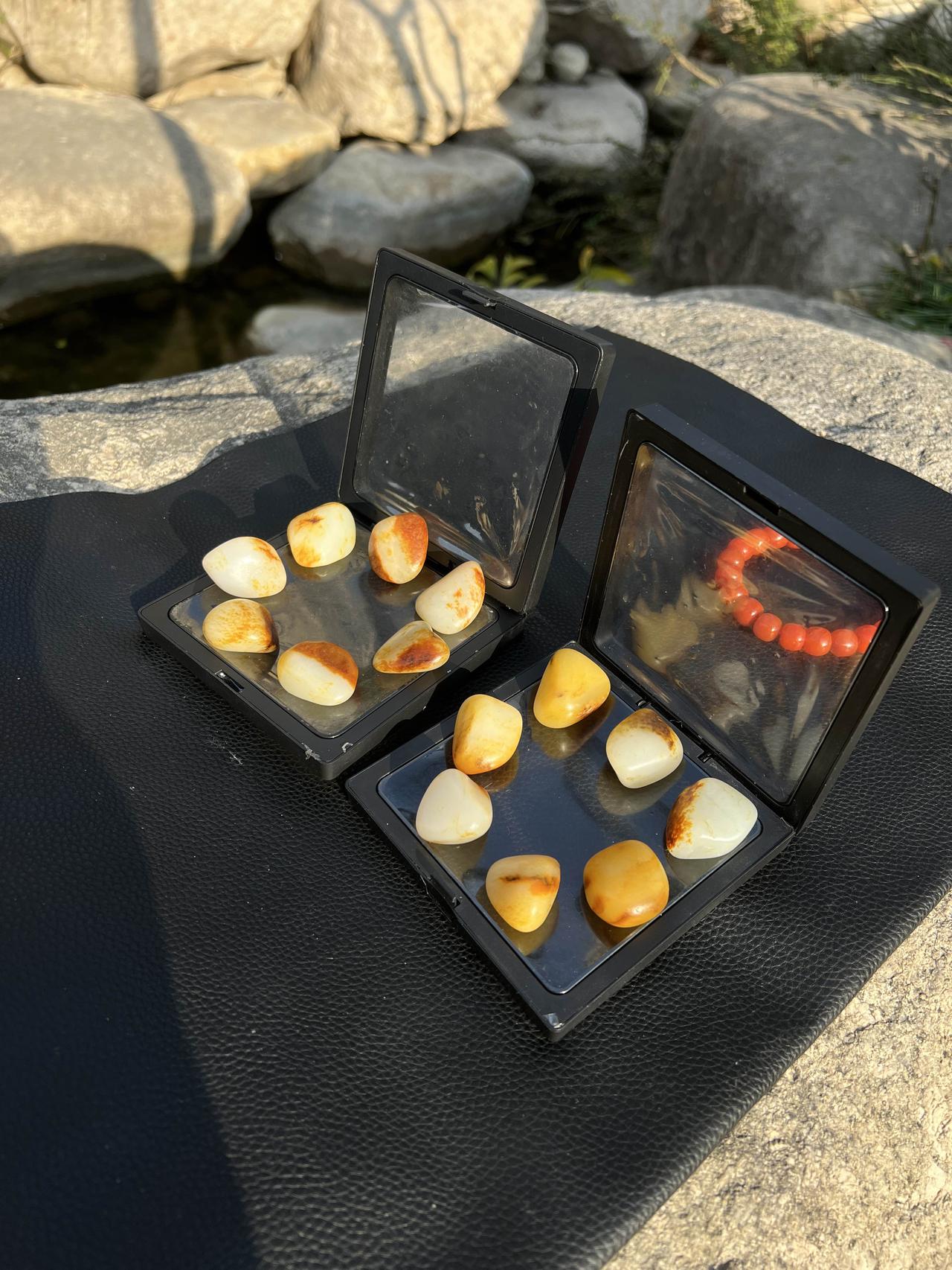 人在市场!有些素人逛玉石市场挑战不踩坑
不死心的跑去珠宝市场	看自己学的本	
事