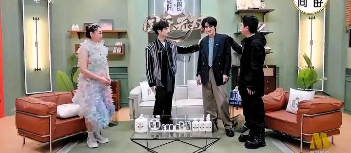 陈小春在节目里聊起宋亚轩，说了一句：“我现在是他的正规军了。”

我跟你说，这话