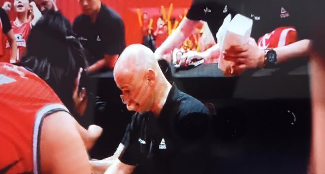 四川女篮冲击WCBA总冠军的过程中出了岔子，关键球员受伤直接扭转了决赛的走势，G