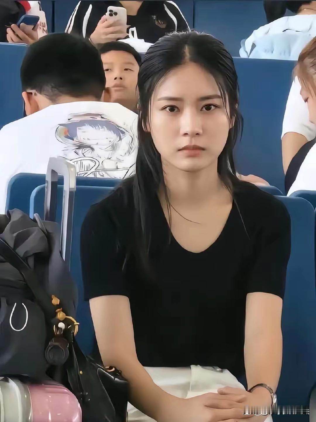 高铁上这位“素衣女孩”火得在理！在这个流行精致妆容、时尚穿搭的时代，她没有美甲、