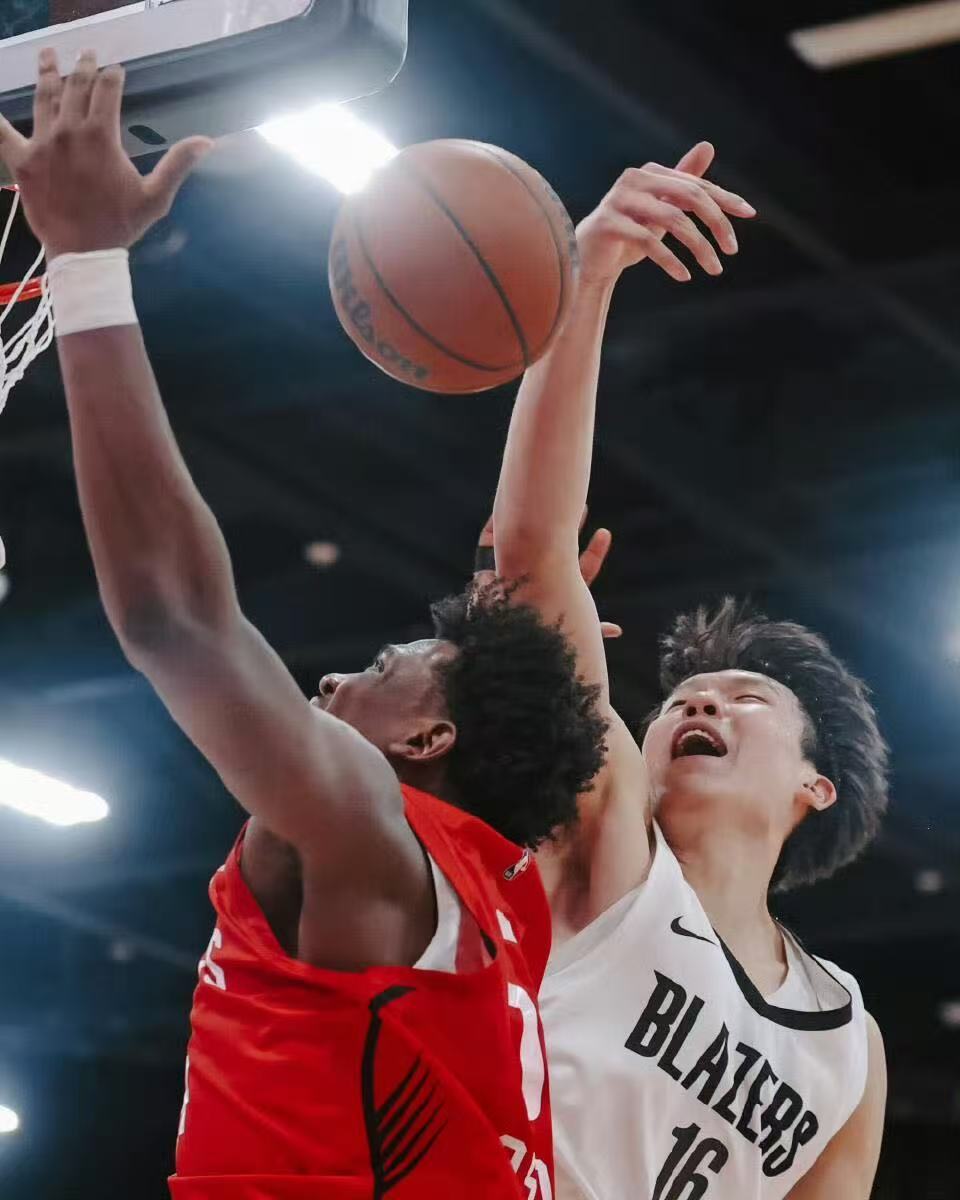杨翰森篮板数创新高7月18日，2025NBA夏季联赛中，开拓者对战火箭，开拓者以