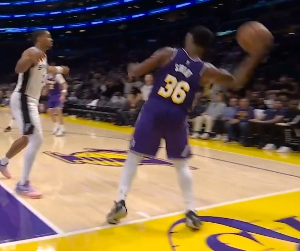 哈哈哈哈哈哈红红火火恍恍惚惚 0.4秒犯规 ？不会要加时了吧 马刺vs湖人 ​​