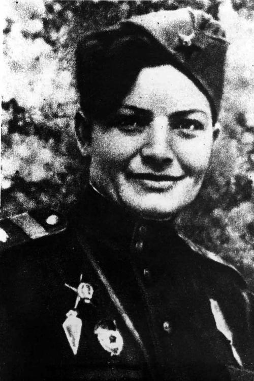 1940年，德国军人把一名波兰女子送到慰安所，然后把她固定在凳子上，又在她面前摆