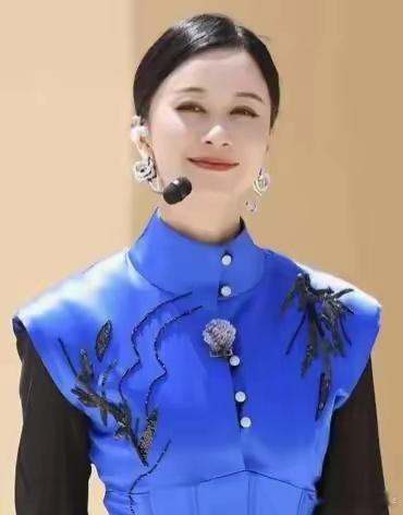倪虹洁浪姐上班图释出，蓝色束腰衣尽显英姿，五一氛围拉满 ​​​