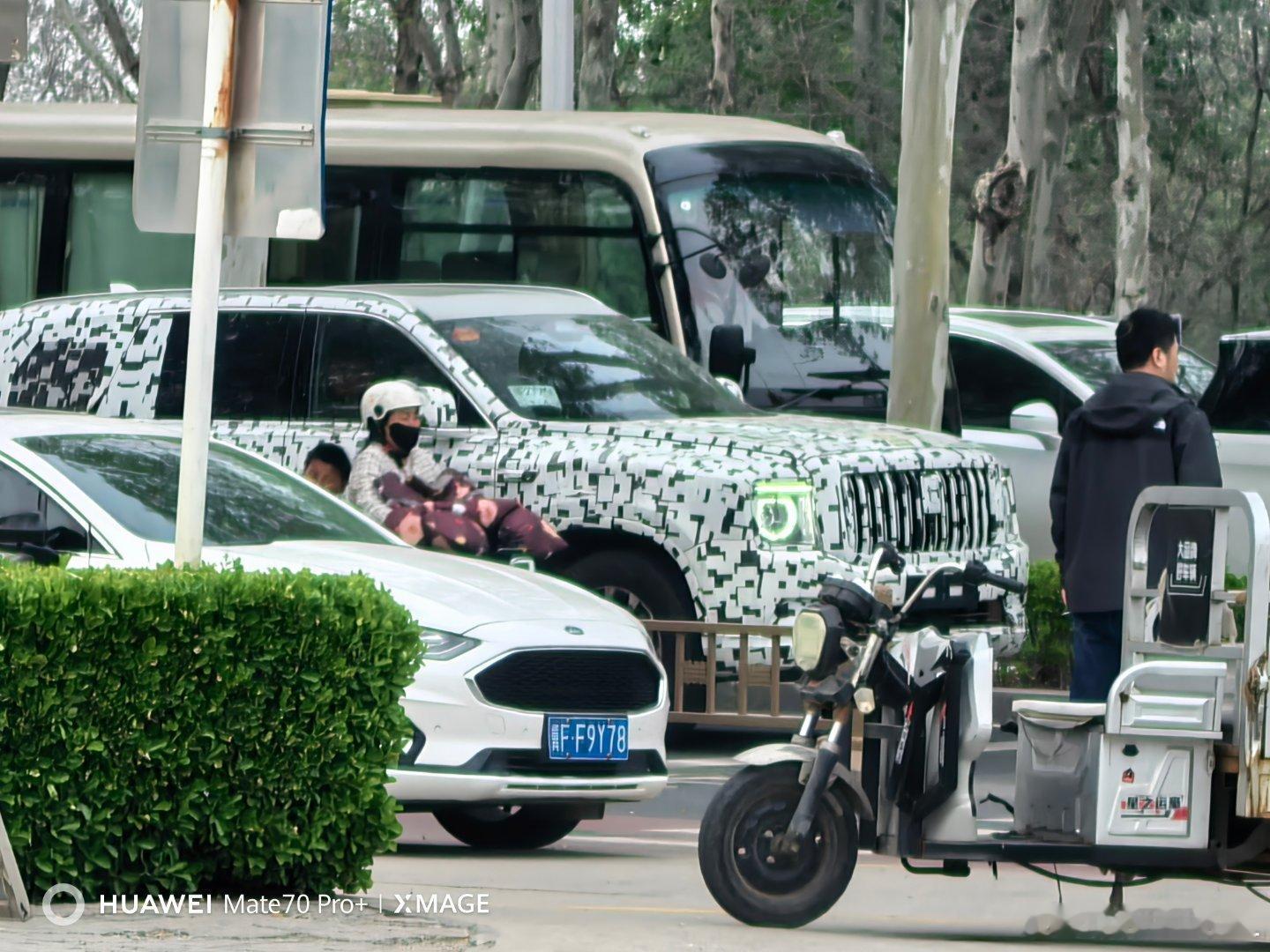 这总不涉密了吧？这可是在大街上拍到的。CC技术中心一大堆好东西，这也不让拍，那也