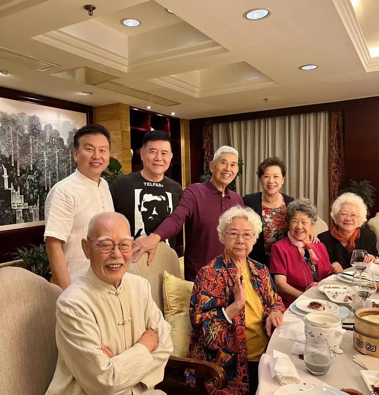 张勇手田华陶玉玲三位老艺术家近照
张国民王馥荔都73岁了，张国民差点认不出