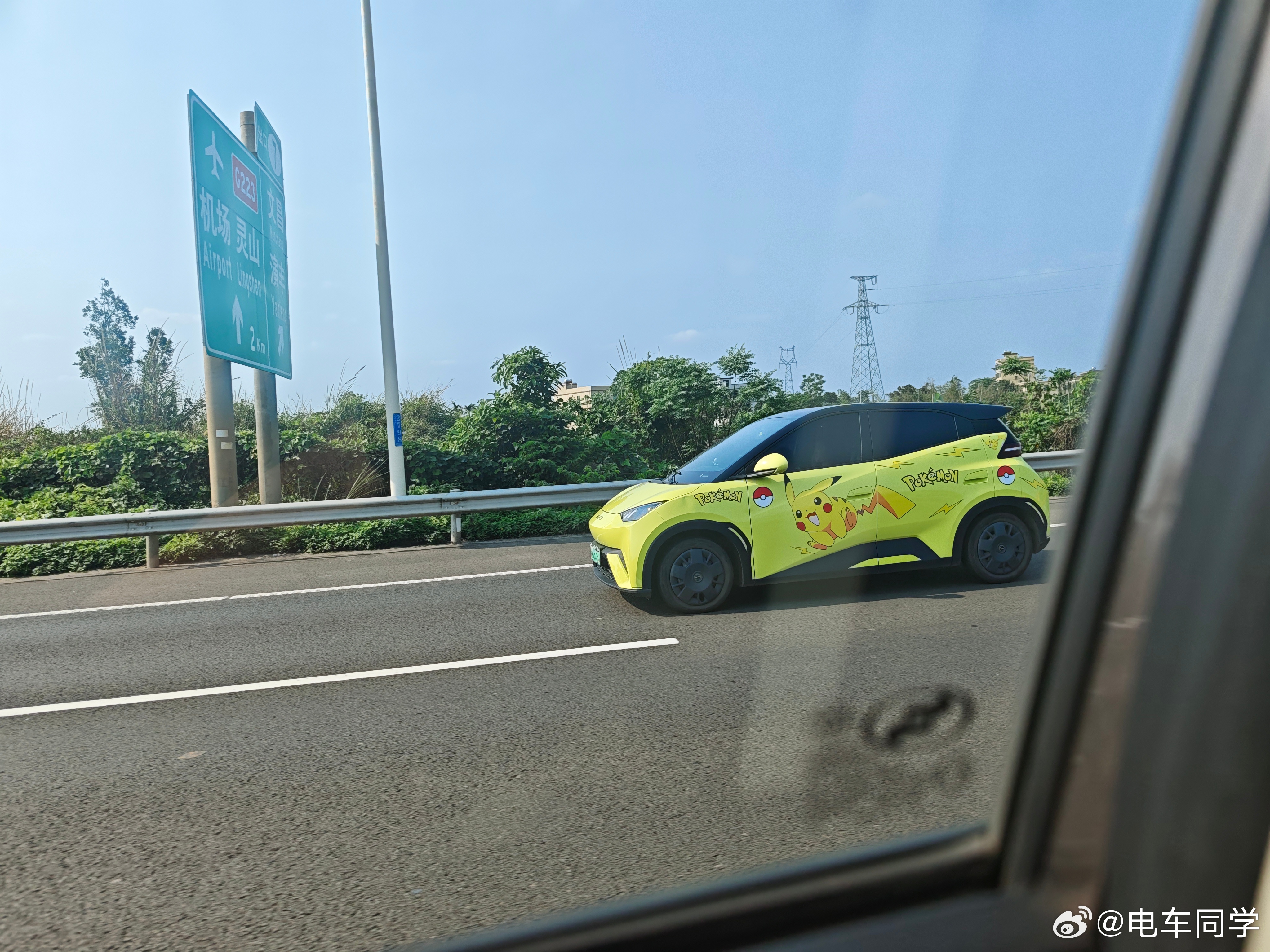 跑的飞起，比亚迪的小车其实也挺好看的。 