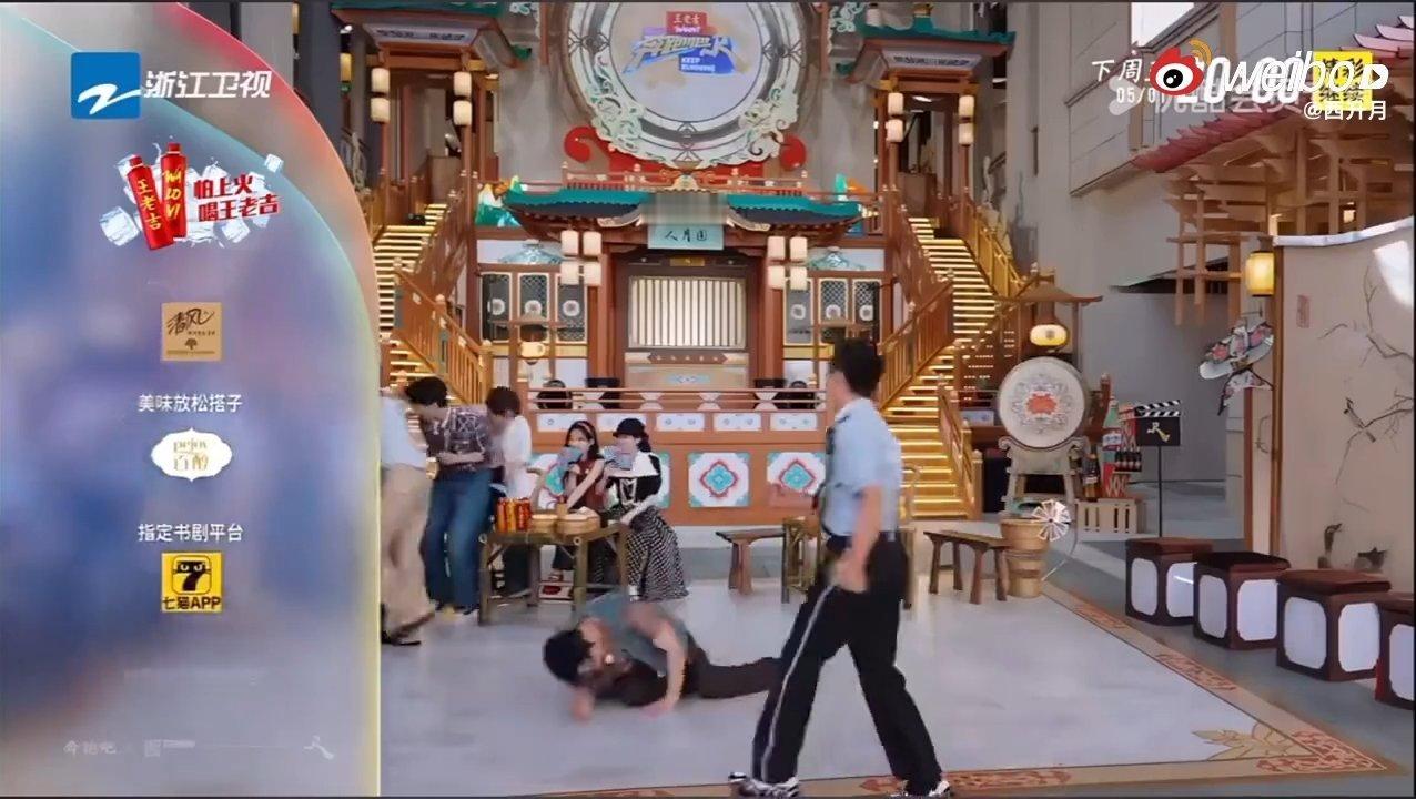 沙溢被李昀锐粘掉假发片奔跑吧 手一抬，假发拜拜；脸一垮，笑声响彻云霄。李昀锐用一