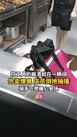 太心酸了！广东，一家炸鸡店生意火爆，外卖爆单，然而店里仅一名员工，他一边哭一边作