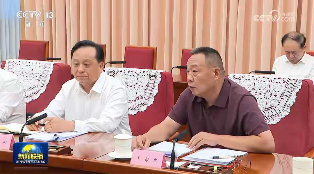 他不简单，
他上新闻联播了。
他被我们的总理召见，
参加座谈会了。
他是唯一企代