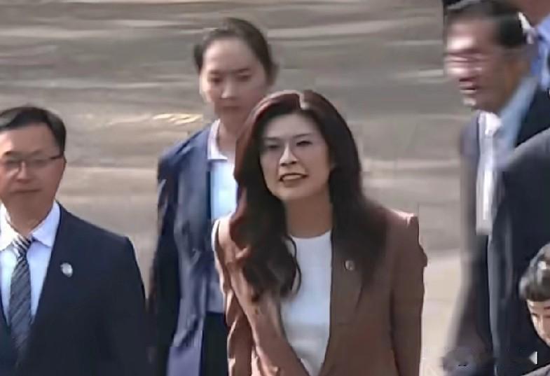 郑丽文来访大家不要高兴太早

郑丽文主席祭拜孙中山先生的脸色从激动的喜悦突然笑容