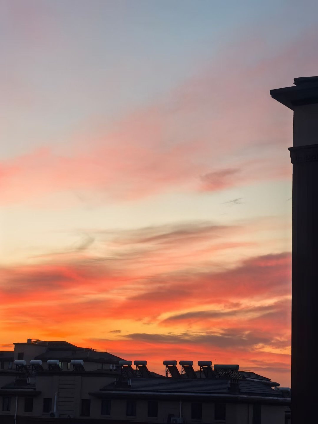 粉色的云，真漂亮，愿爱与快乐同行，加油！ 