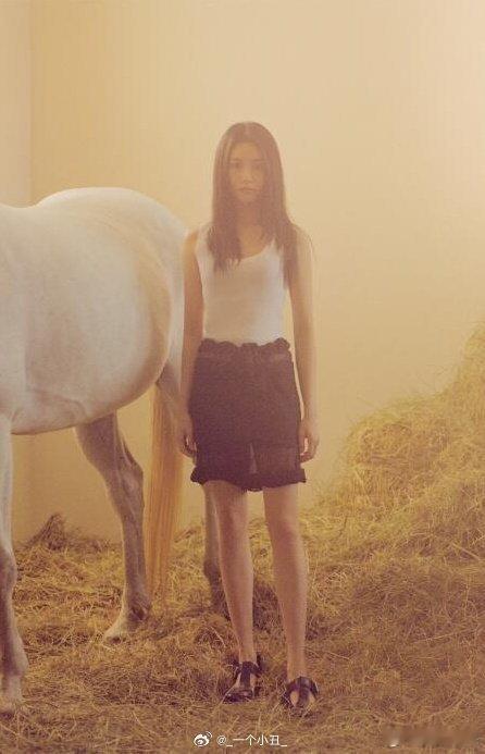 刘浩存二登嘉人啦！回归一下第一次嘉人封面好美 