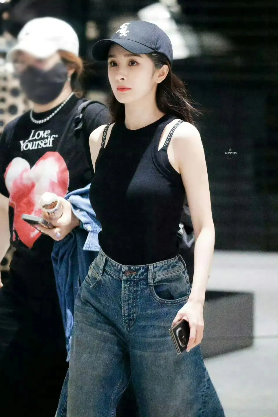 杨幂紧身黑色t恤漏着带子。