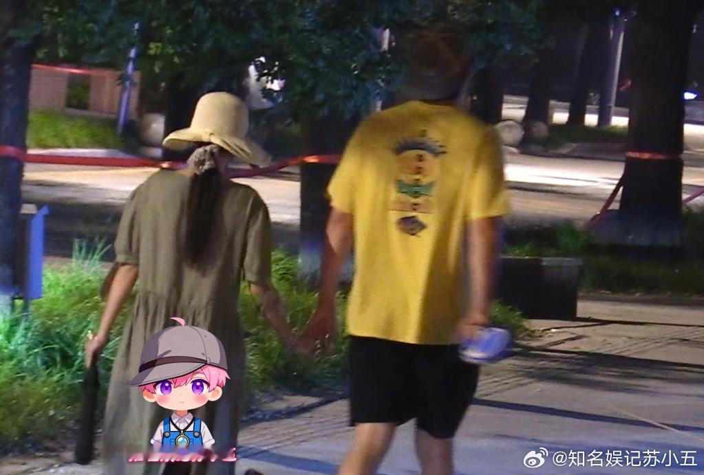 金莎孙丞潇连遛狗都是十指紧扣金莎孙丞潇手牵手遛狗 今日有八卦狗仔账号拍到金莎穿着