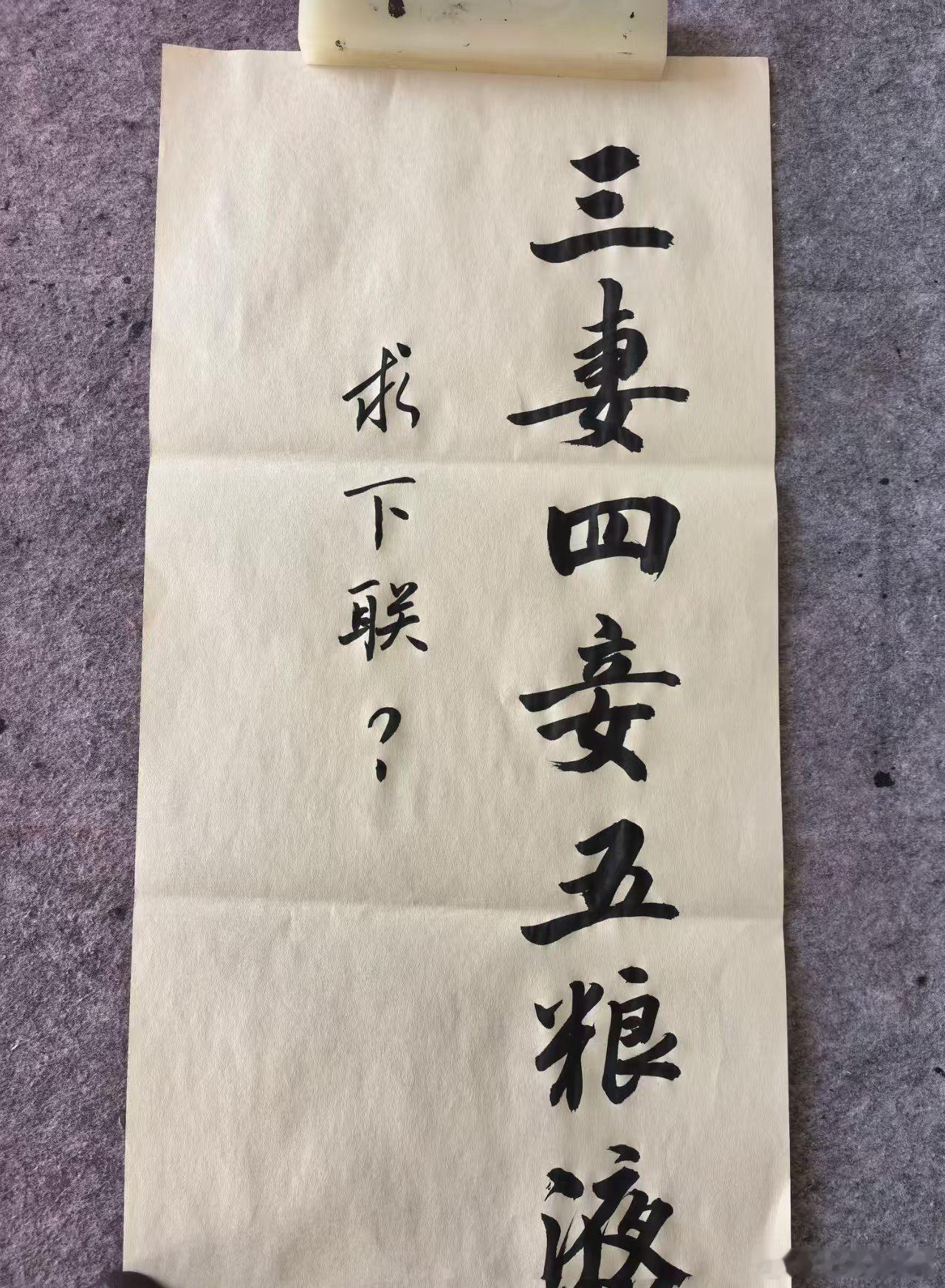 各位看官，您发现没，今年的手机倒是清静，往年那"叮咚"乱响的拜年微信，愣是少了一