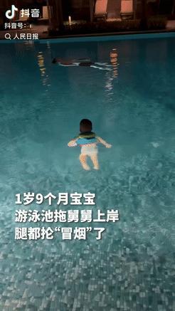 “火到人民日报了！”女子带1岁9个月宝宝去马来西亚旅游，孩子舅舅偷懒一直飘在水面