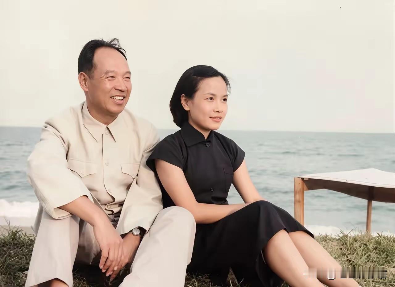 这张彩色纪实照片是建国初期珍贵影像，既展现老一辈领导人生活化、温情的一面，也见证