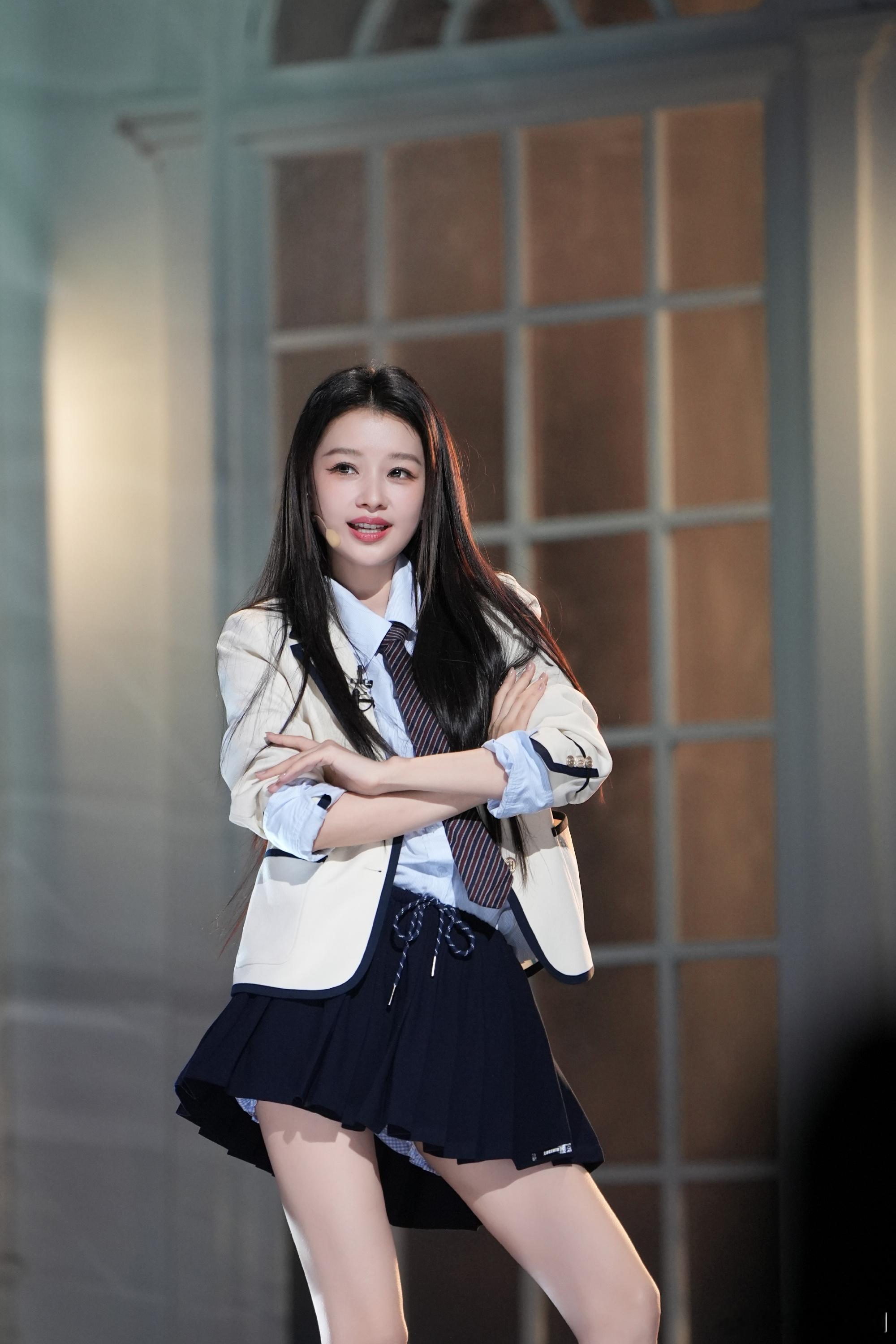 孙怡跑过来这段 沉浸式被孙怡的少女感打动，轻快奔跑的姿态活力十足，穿搭干净清爽，