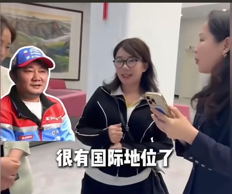 张雪的妈妈，作家何琼女士可以说现在完全靠母凭子贵，不管去哪里都得到了所有人的尊重