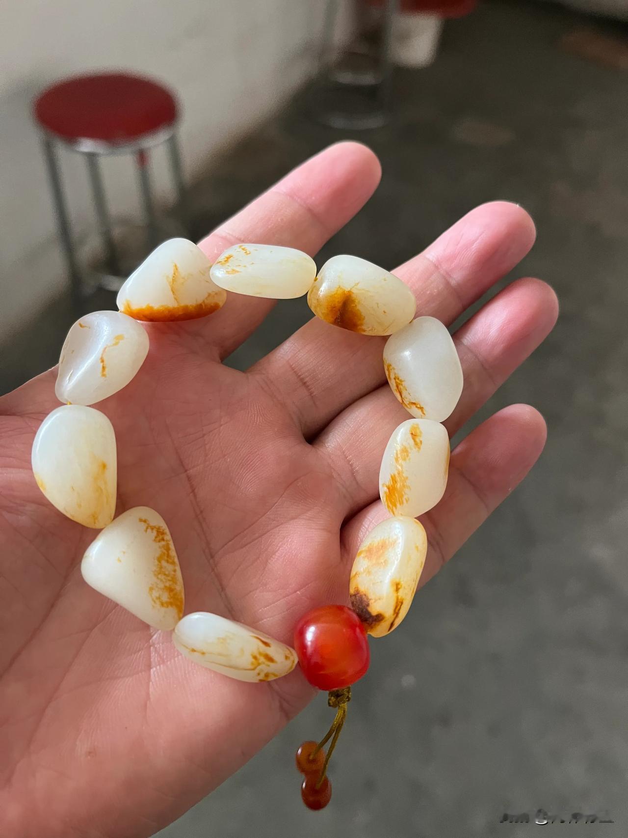 两条精品和田玉籽料原石手串。一条红皮白肉一条沙金皮暖白料。你会选哪条呢？精品籽料