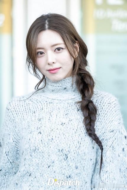 23日，#ITZY[超话]# 成员#申有娜[超话]# 经仁川机场出发，前往法国巴