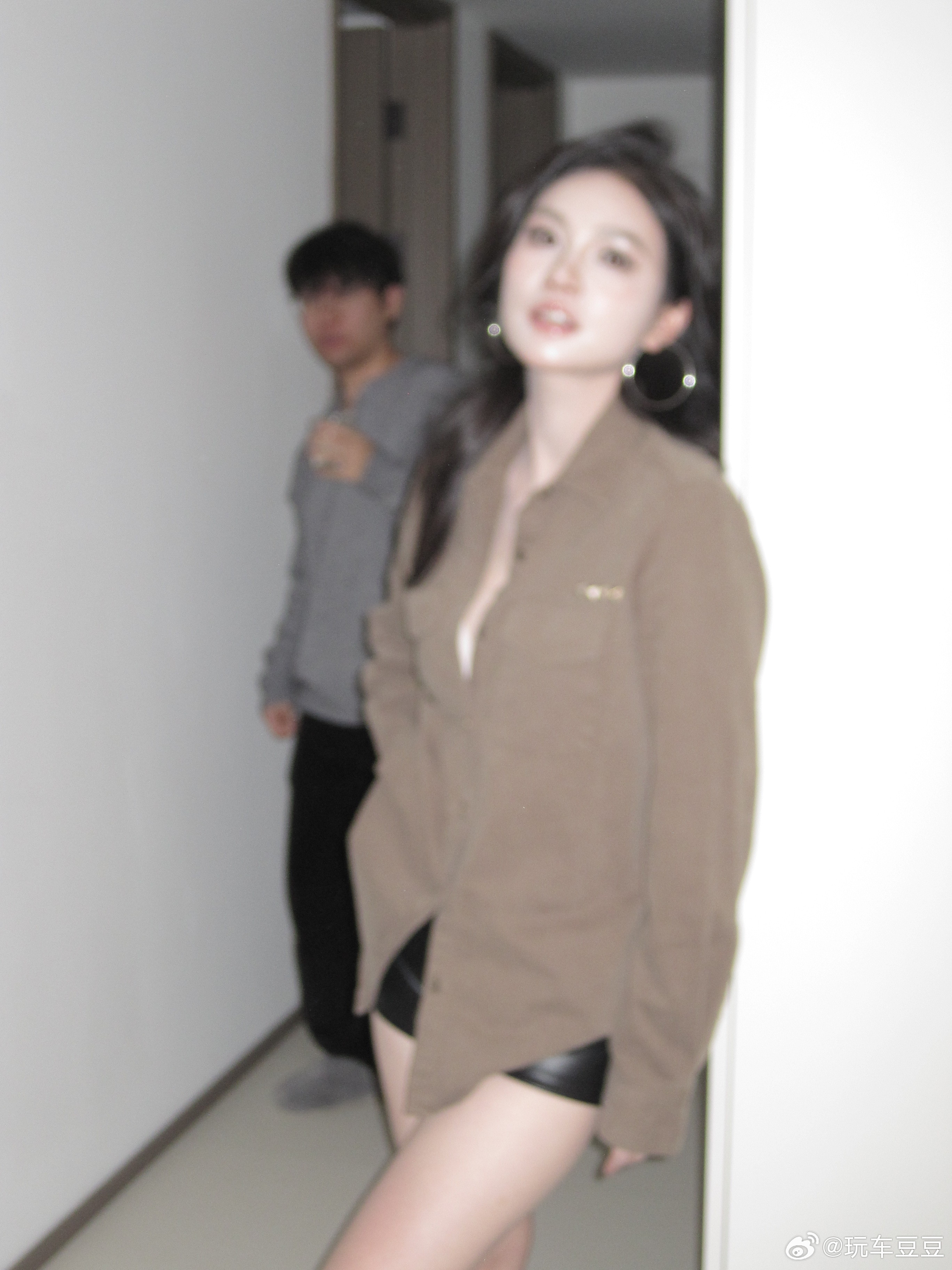 【花絮】被闪光灯吓到的同事豆豆已经预制了一大波照片，可以发到过年！因为明天又要出