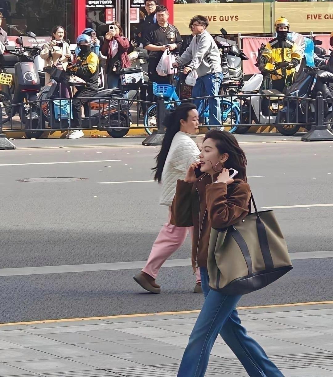 偶遇章若楠一次，你就明白了，明星的淡颜在现实中的冲击力到底有多大。 ​​​