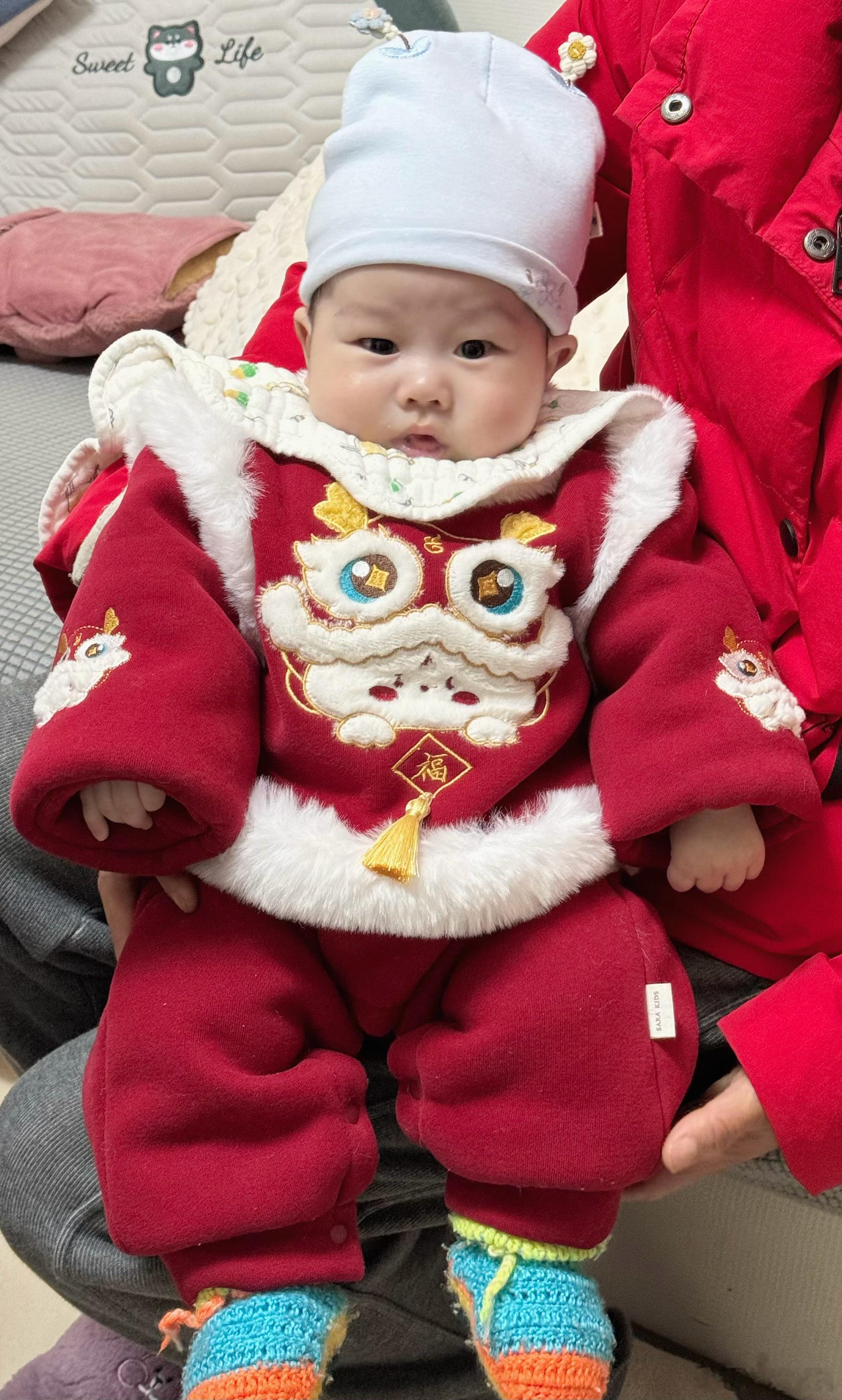 好快呀，小西瓜100天了，刚睡醒强行营业，这个眉头皱的，受了好大委屈哟。[允悲]