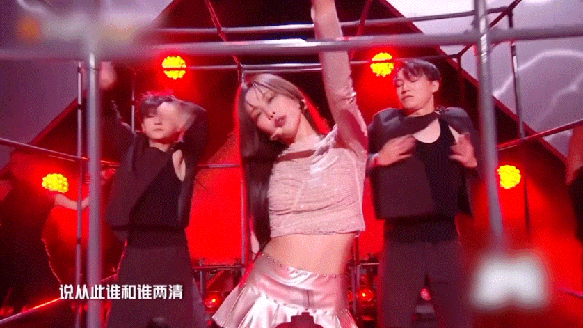 王霏霏笼中舞这一段 王霏霏——舞台蛊王名副其实！笼中舞从表情到细节完美拿捏，推门