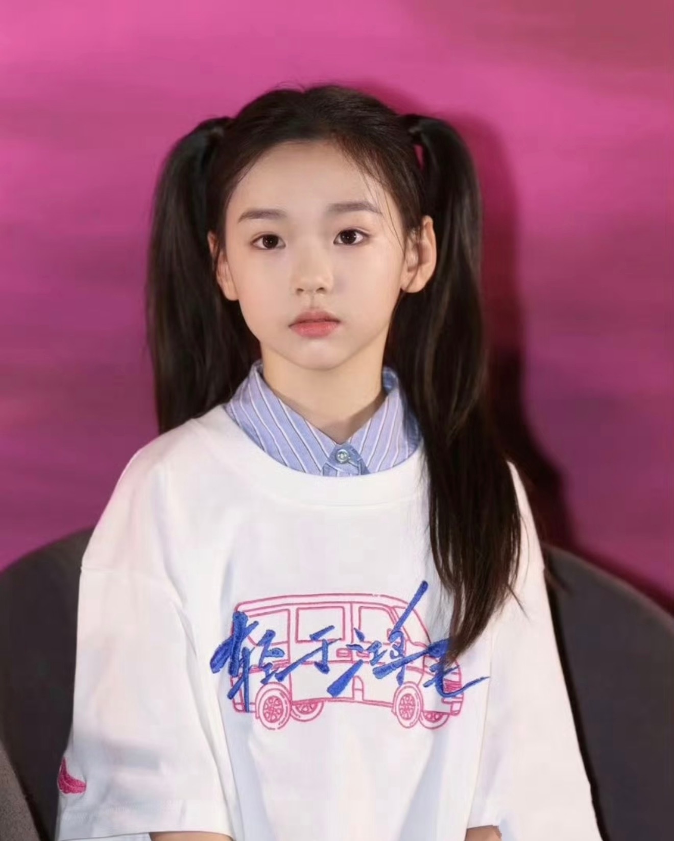 董璇女儿小酒窝捐的衣服全带吊牌，网上又吵开了……一部分网友认为现买的衣服有作秀嫌