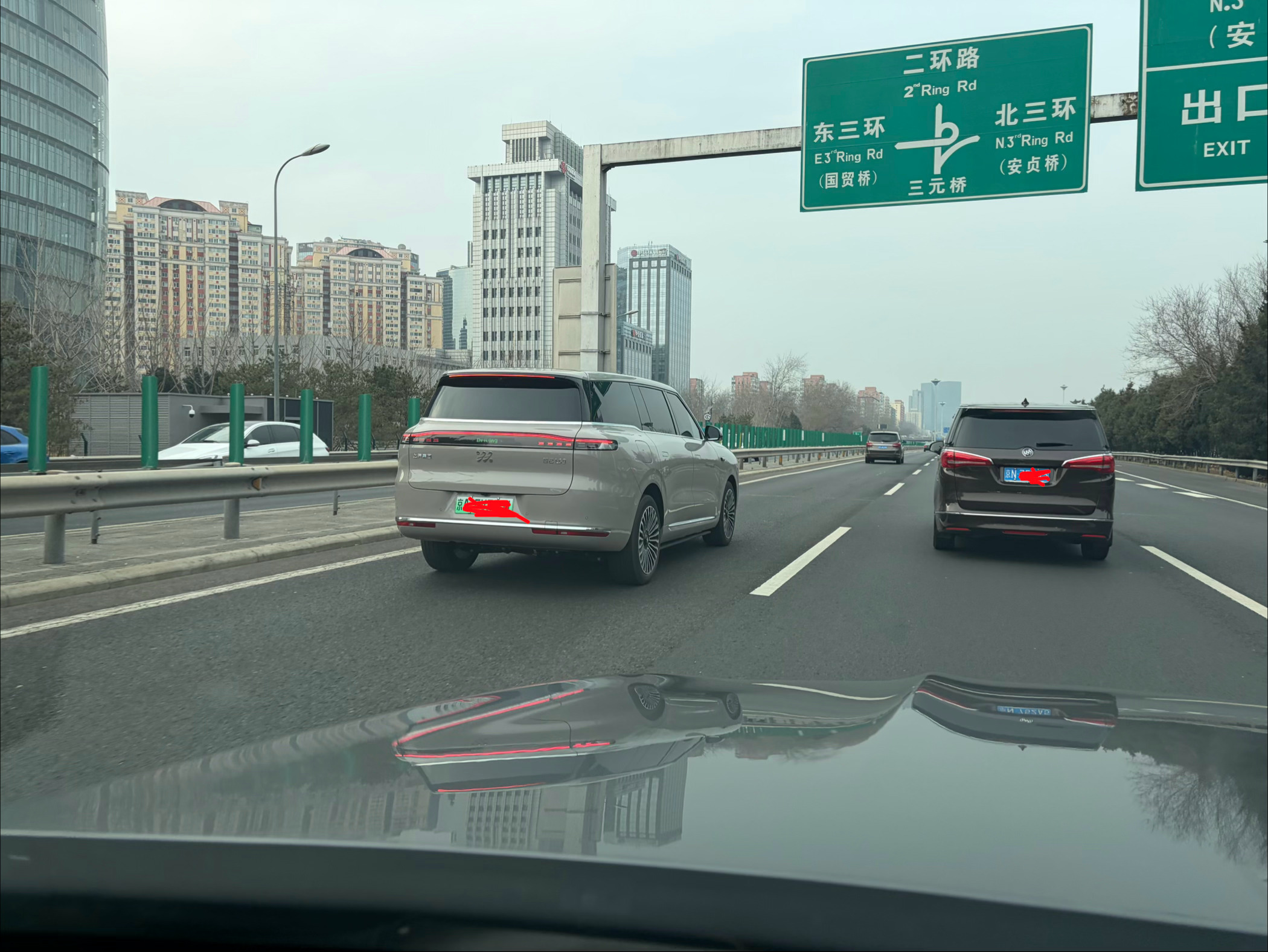 跟这车后面一段距离，总觉得哪里不对劲儿……下宽上窄，像个钟楼？ 