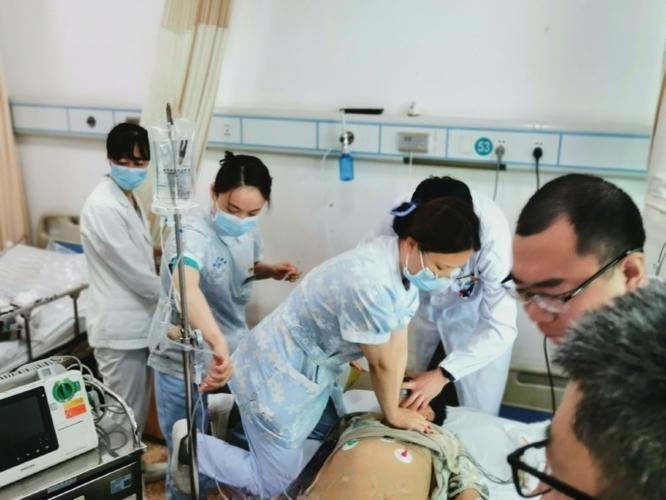 医院走廊一声闷响，丈夫刚陪妻子进诊室，自己却直挺挺倒了下去！



监控拍下的这