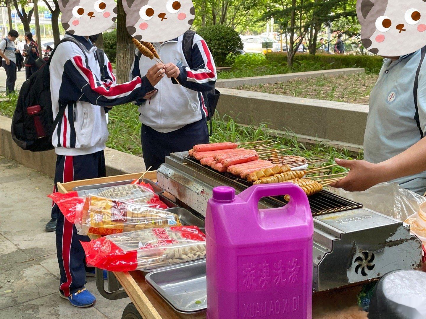 最近在路边看到很多学生下学之后，吃这种没有营养的路边摊淀粉肠，真的好桑心哦！#宝