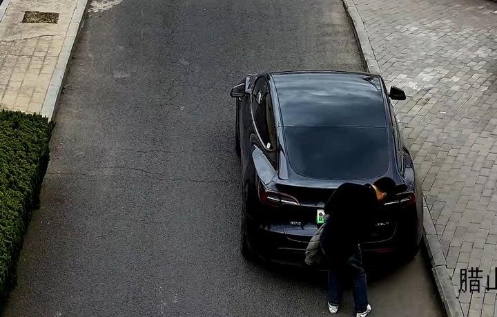 4月8日16时许，济南市公安局交通管理支队槐荫区大队指挥中心民警在视频巡检时发现