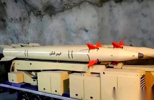 很多人都想不通一个事，明明咱们的武器能帮伊朗顶住美国，为什么他们就是不肯大规模地