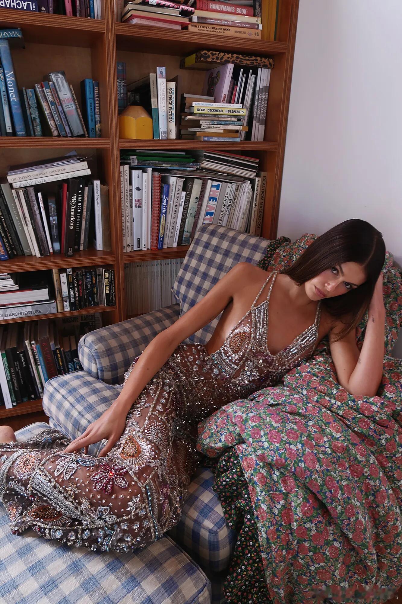 Kaia Gerber身穿Armani Privé 2025春夏高级定制系列出镜