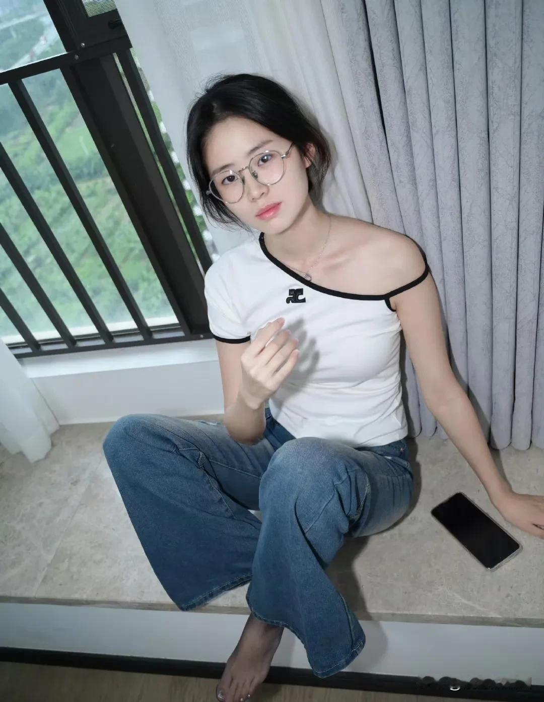 #袜子穿三天是什么感觉?#只能穿裤子里了，不然味道太大了[偷笑]