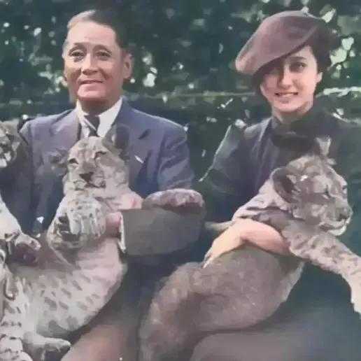 1936年，还未出阁的蒋英，在动物园留下的一张罕见老照片，镜头中的她戴着一顶时尚