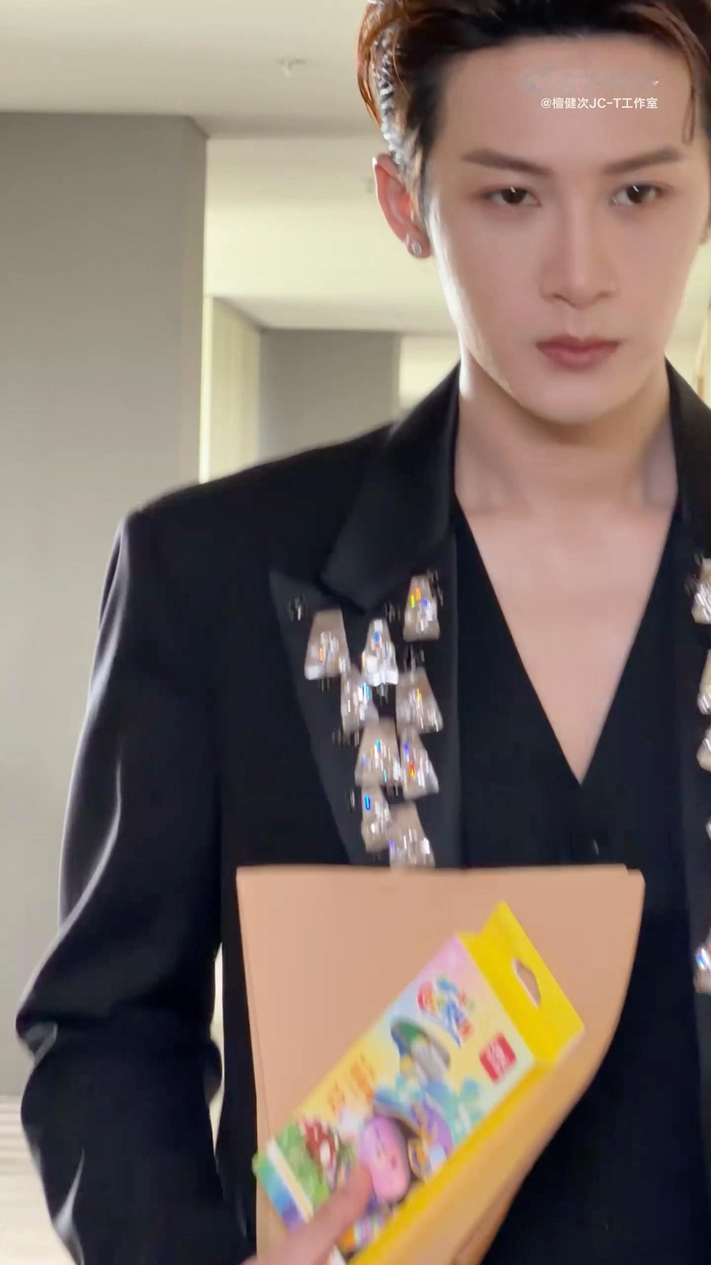 帅死我了[跪了][跪了][跪了] ​​​