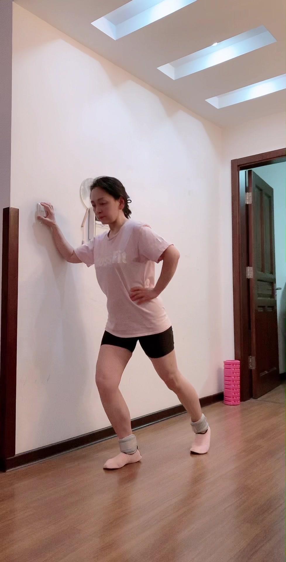 首先扶墙保持平衡，然后用患侧腿支撑身体，膝盖微微弯曲但不超过脚尖，最后单腿发力慢