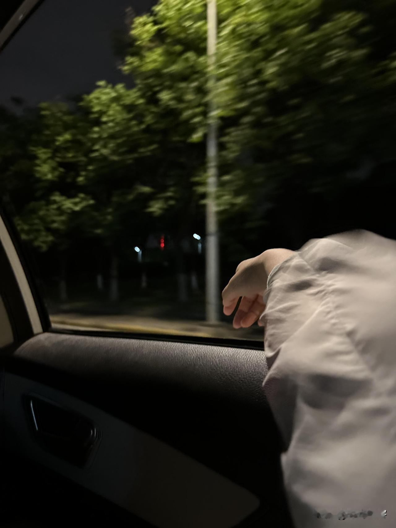 人每天奔波劳碌,究竟是为了什么? 我也不想掉眼泪 但我确实很累 都以为我大大咧咧