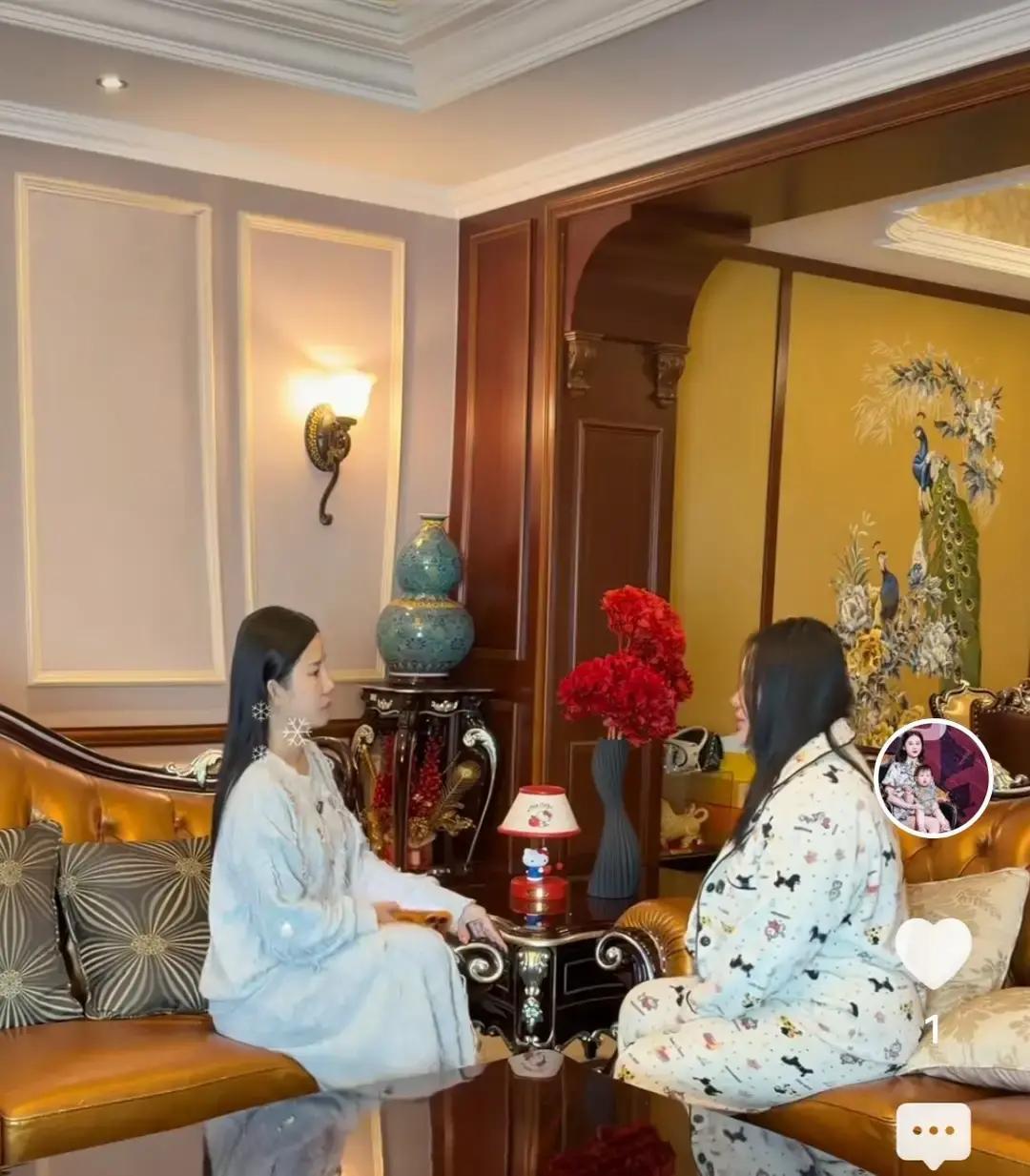 密宝妈妈凌晨发视频，说娃高烧39度她还在剪片子。

画面里娃贴着退烧贴睡在旁边，