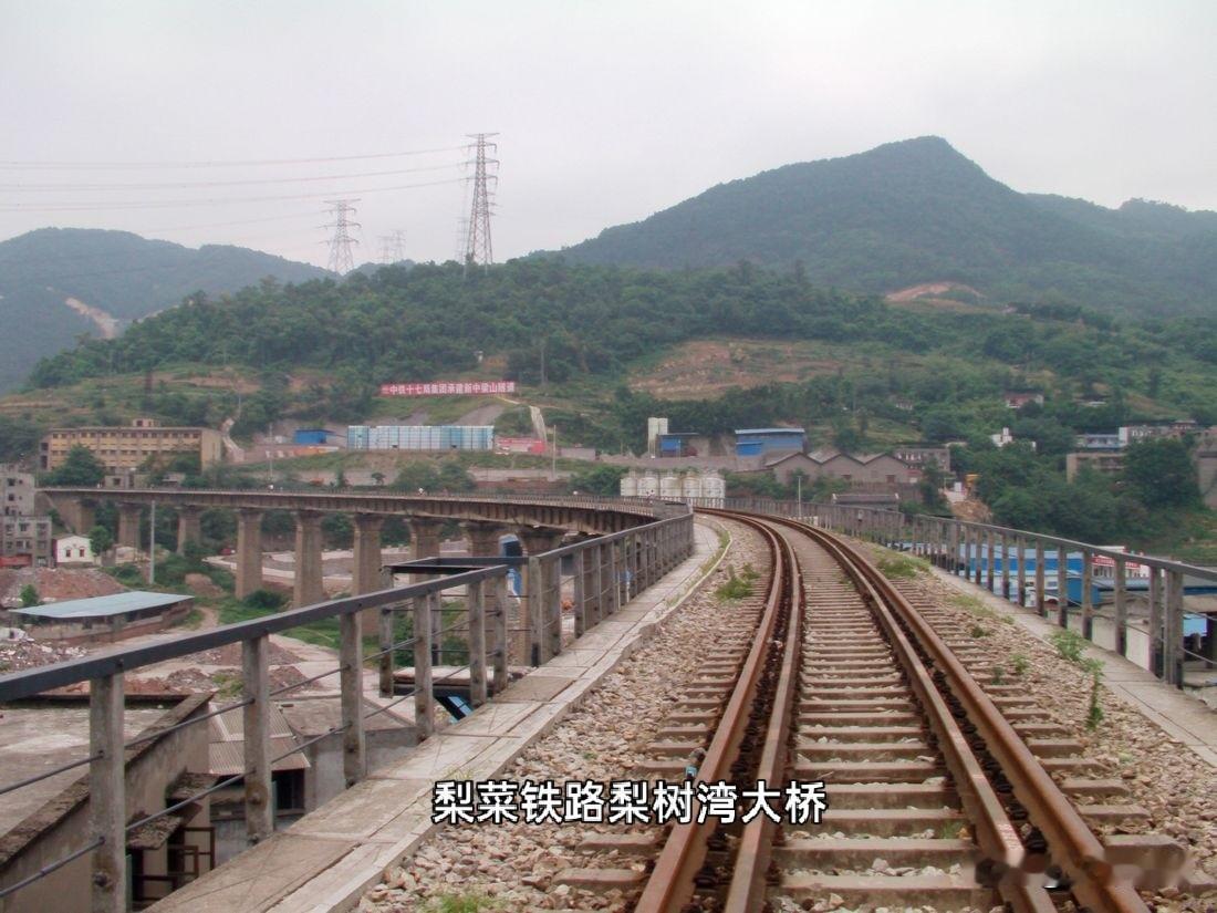 2011年7月在重庆沙坪坝区梨树湾拍摄的图片，当时因为修建成渝高铁，原梨菜铁路废