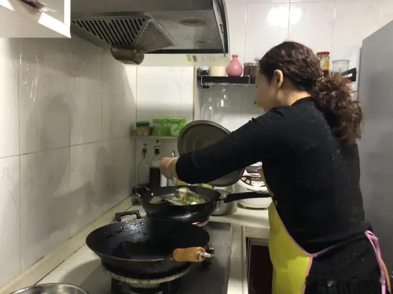 女生从餐厅离职做上门私厨月入2万 现在女生就业选择越来越多元，有女生从餐厅离职做