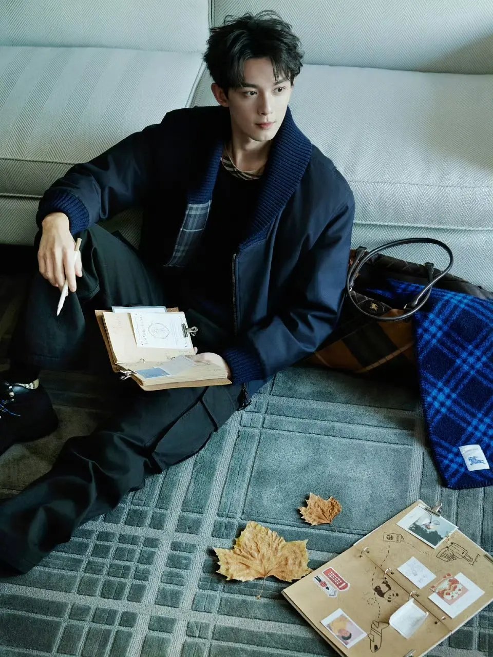 Burberry吴磊新图，又少年又男人，很迷人的气质 