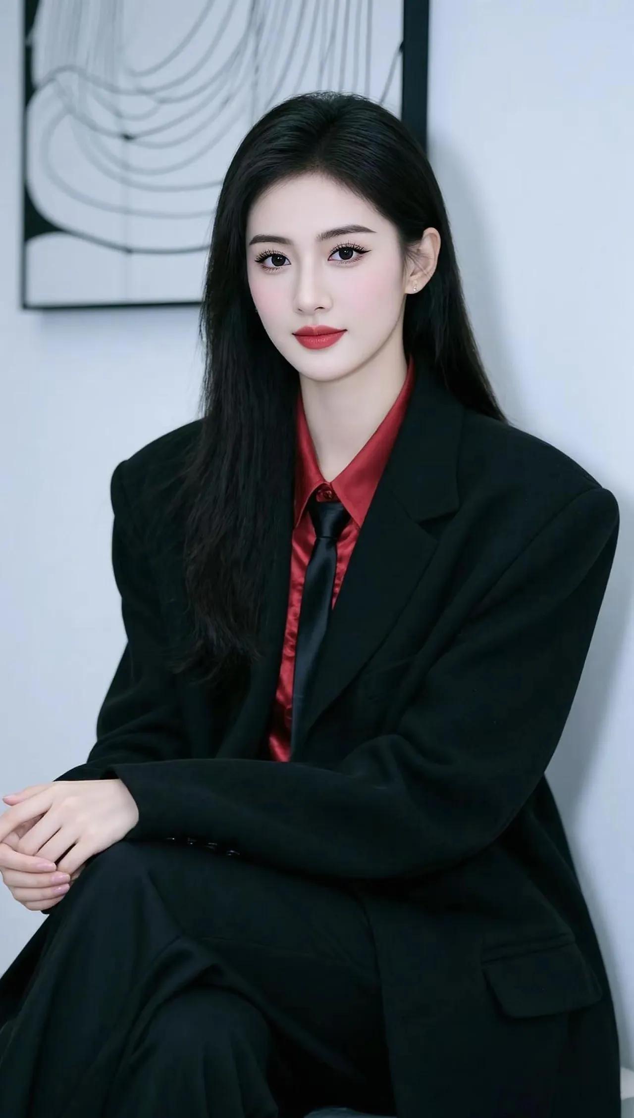职场女性怎么穿着显得干练?西装的气质要如何打造? 职场女性如何搭配黑色西装才能尽