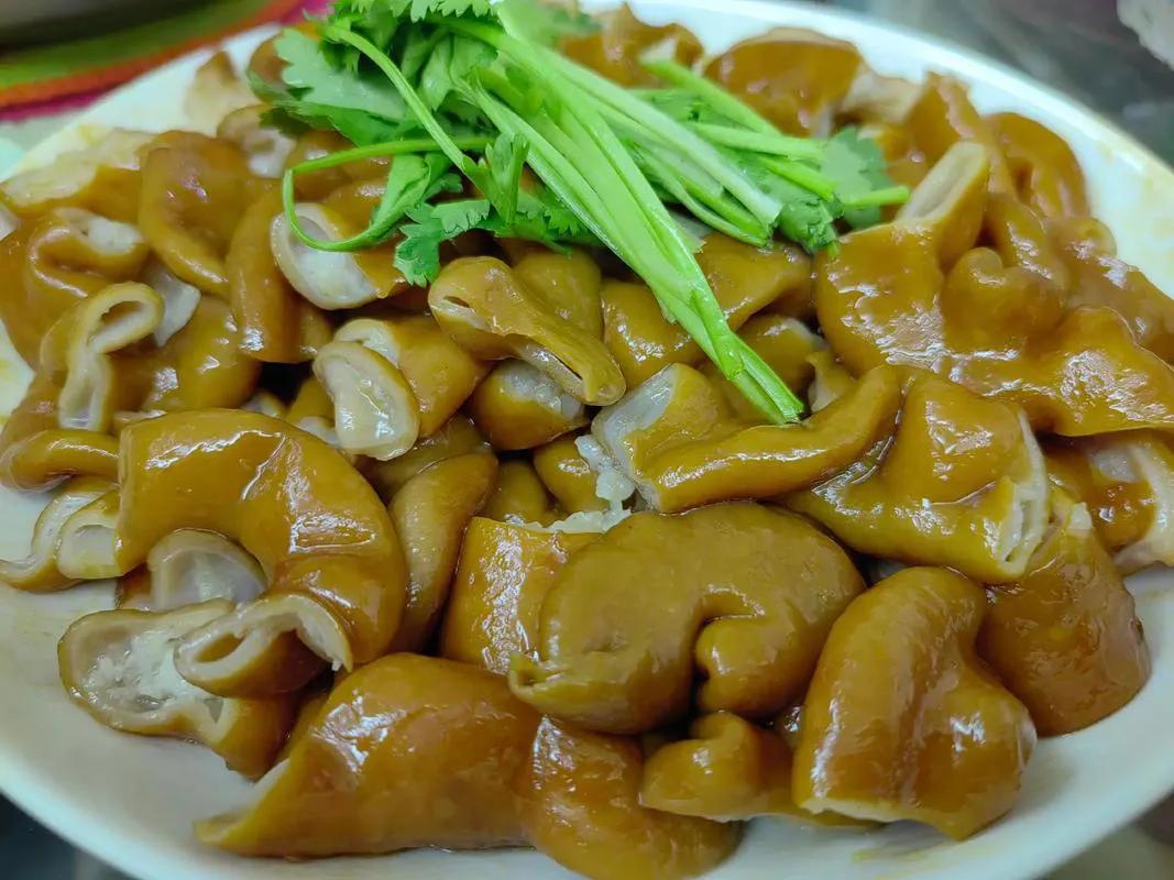 昨天是结婚纪念日，我根本没想起来。老公下班后领着猪🐷大肠回来，笑眯眯的说:你知