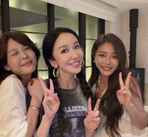 李金铭娄艺潇邓家佳聚会合照刷屏：十七年了，她们还是好朋友