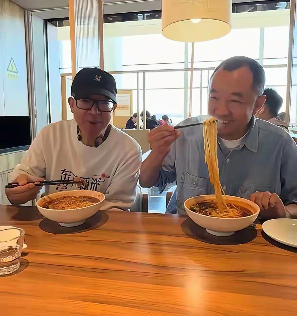 俩人一翻脸，全网看笑话。
老俞老陈都是路上人，志向高远，脚步不停，永远在追求。